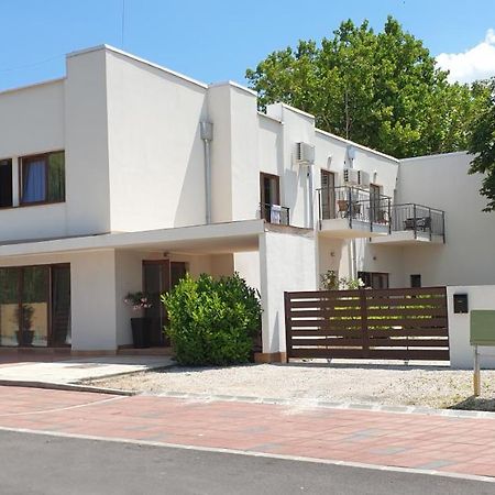 مبيت وإفطار Balatonmáriafürdő Garden Club Panzio المظهر الخارجي الصورة