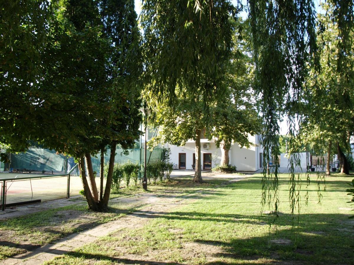 مبيت وإفطار Balatonmáriafürdő Garden Club Panzio المظهر الخارجي الصورة