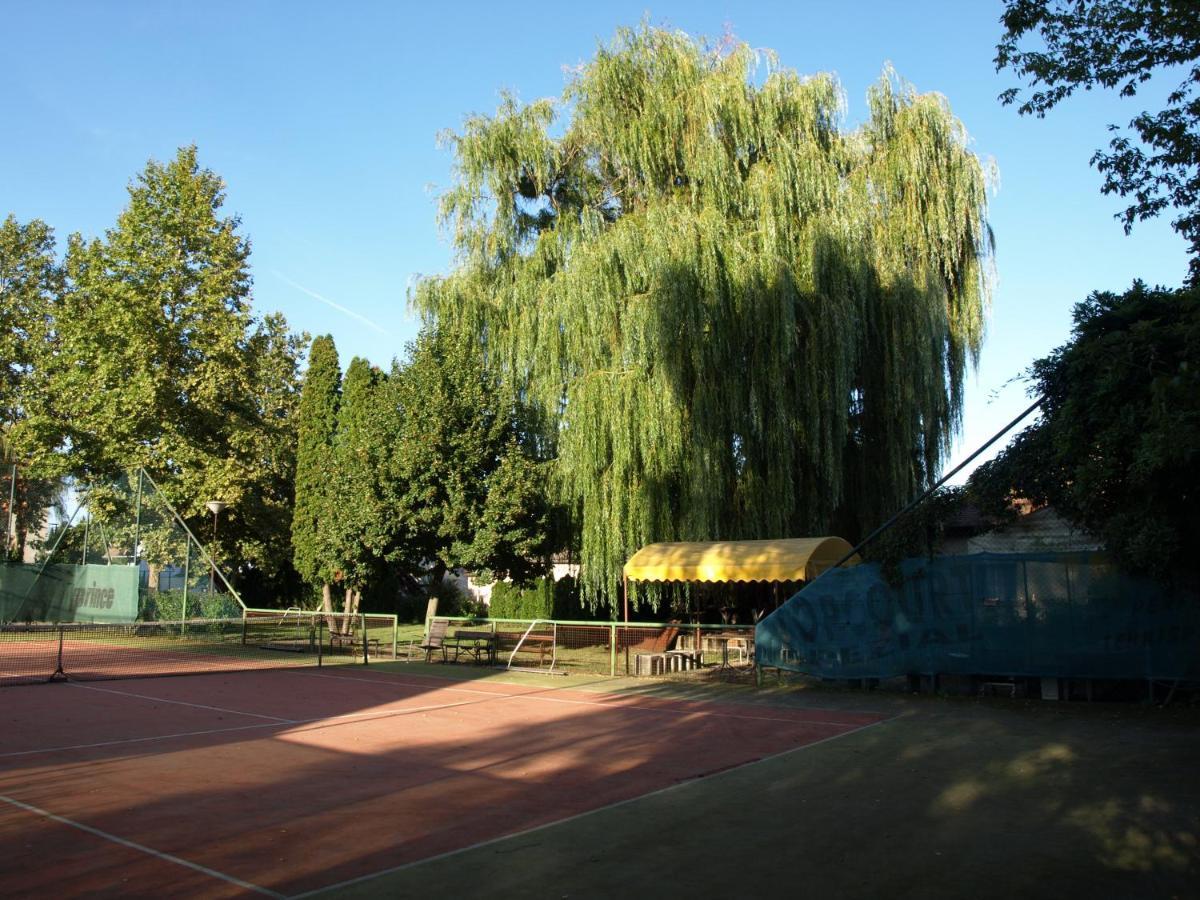 مبيت وإفطار Balatonmáriafürdő Garden Club Panzio المظهر الخارجي الصورة