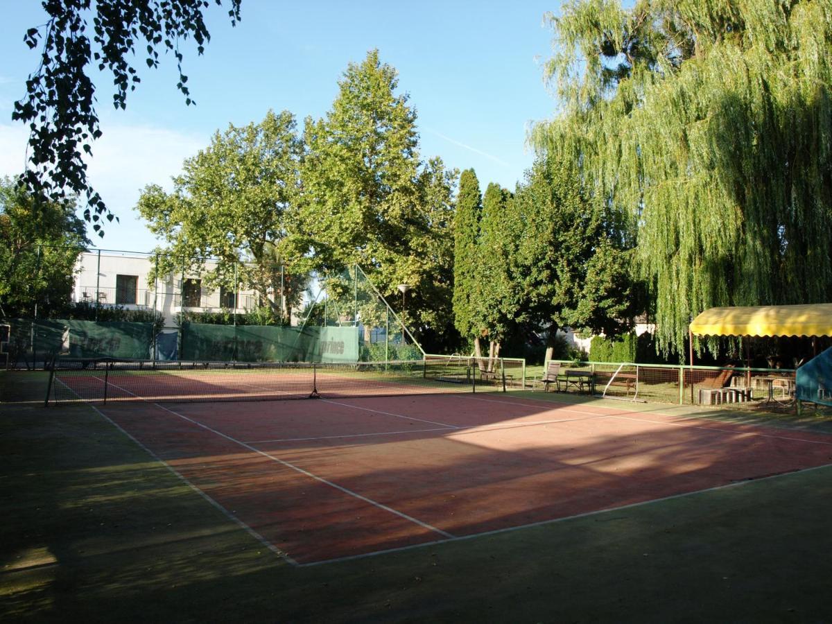 مبيت وإفطار Balatonmáriafürdő Garden Club Panzio المظهر الخارجي الصورة