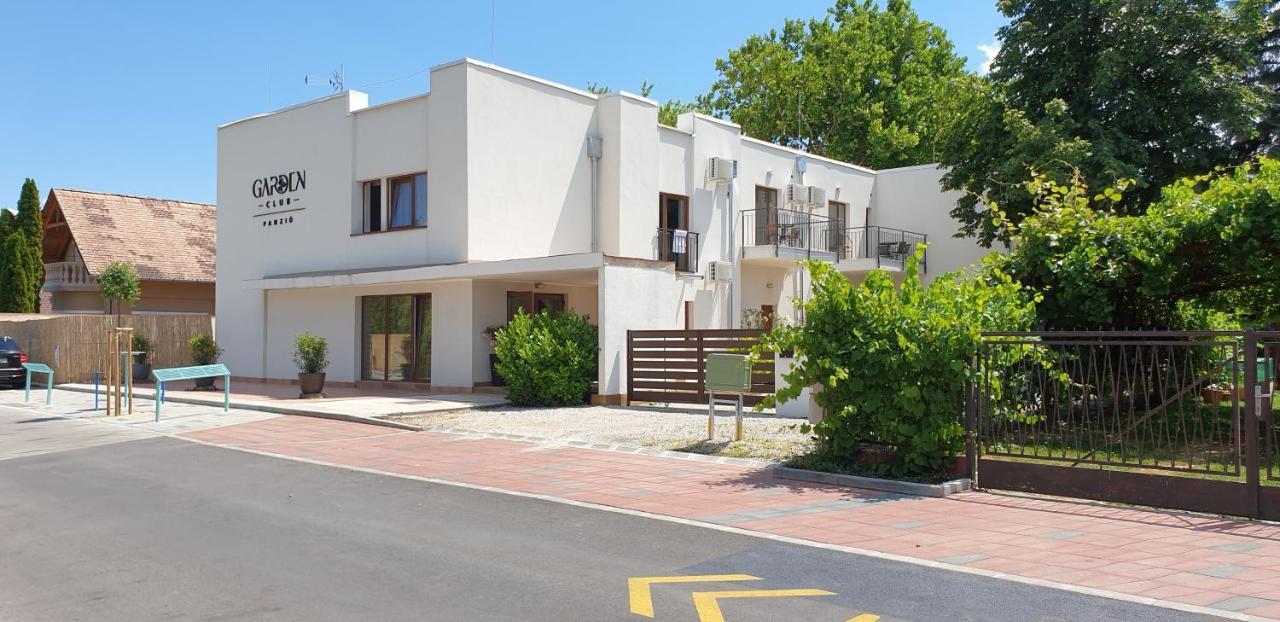 مبيت وإفطار Balatonmáriafürdő Garden Club Panzio المظهر الخارجي الصورة